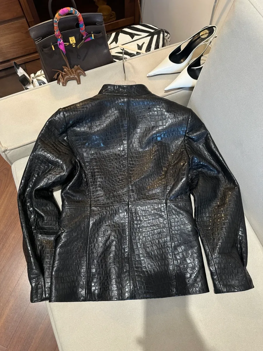 Чёрная кожаная куртка с тиснением под крокодила, вид со спины