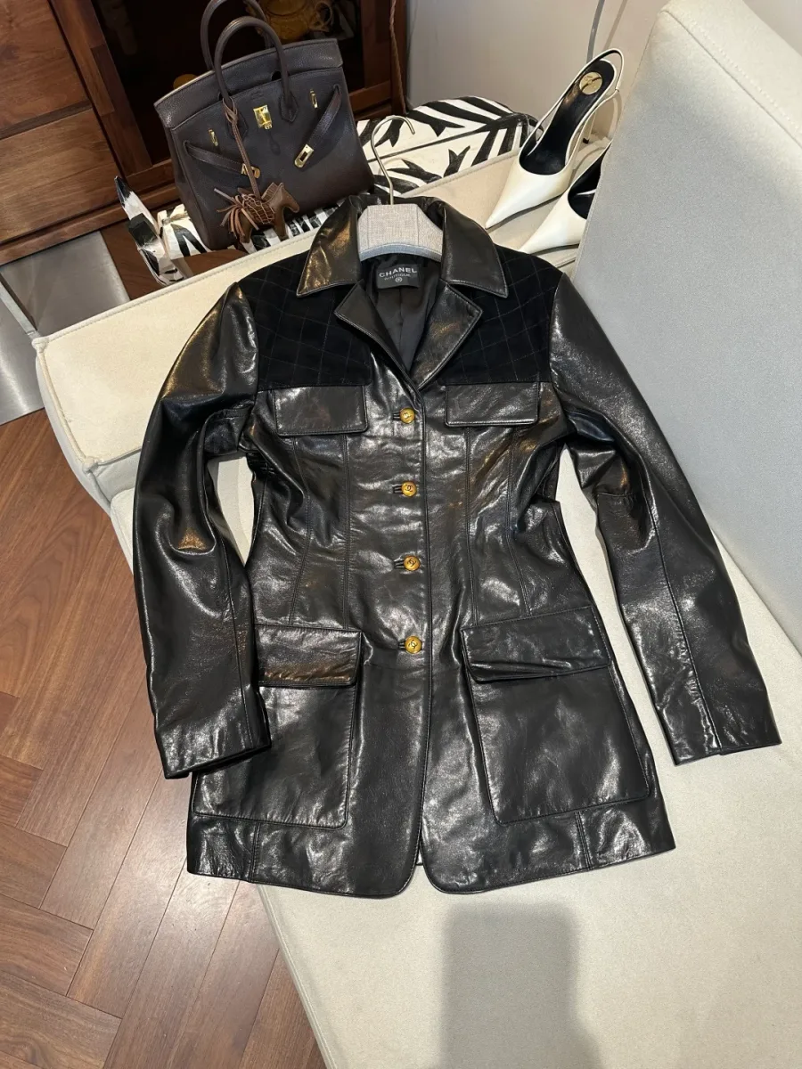 Чёрная кожаная куртка с комбинированными вставками и золотистыми пуговицами, вид спереди