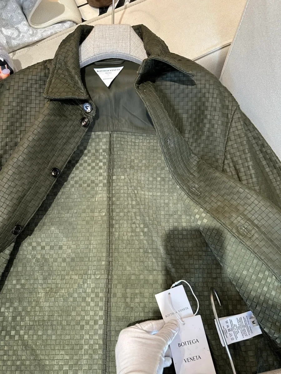 Воротник и бирка Bottega Veneta на кожаной куртке с тиснением