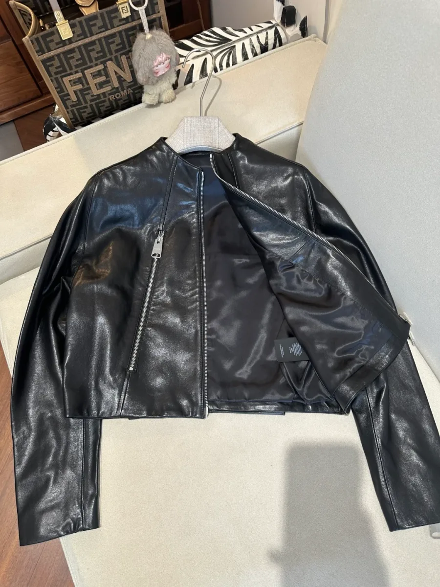 Чёрная кожаная куртка с расстёгнутой молнией и видом на подкладку