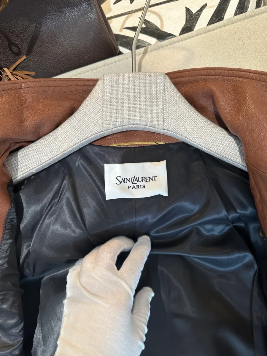 Фирменная бирка Saint Laurent Paris на внутренней подкладке куртки