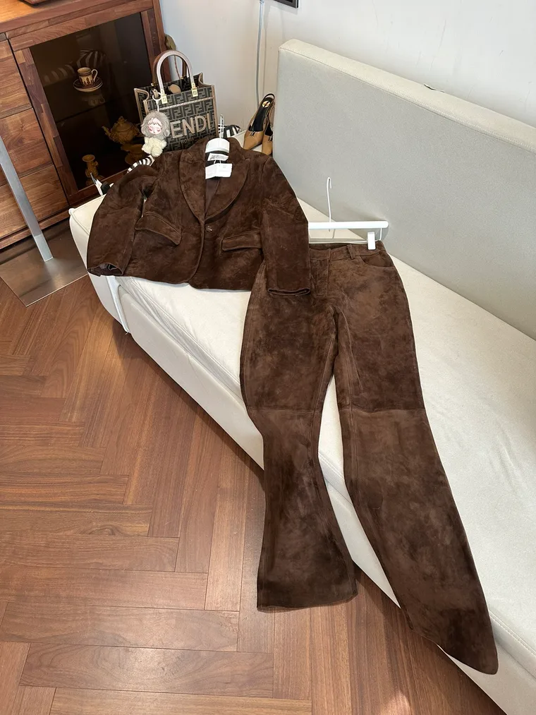 Brunello Cucinelli Коричневый замшевый костюм с жакетом и брюками