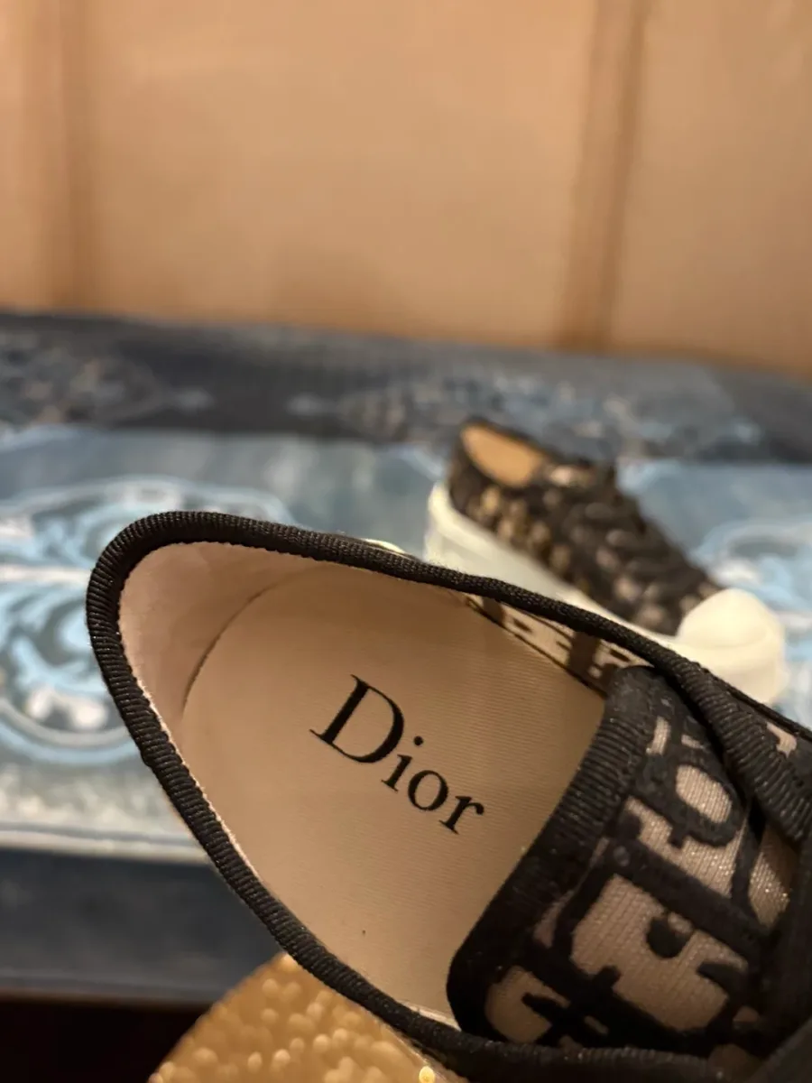 Внутренняя часть кеда и кожаная стелька с логотипом Dior