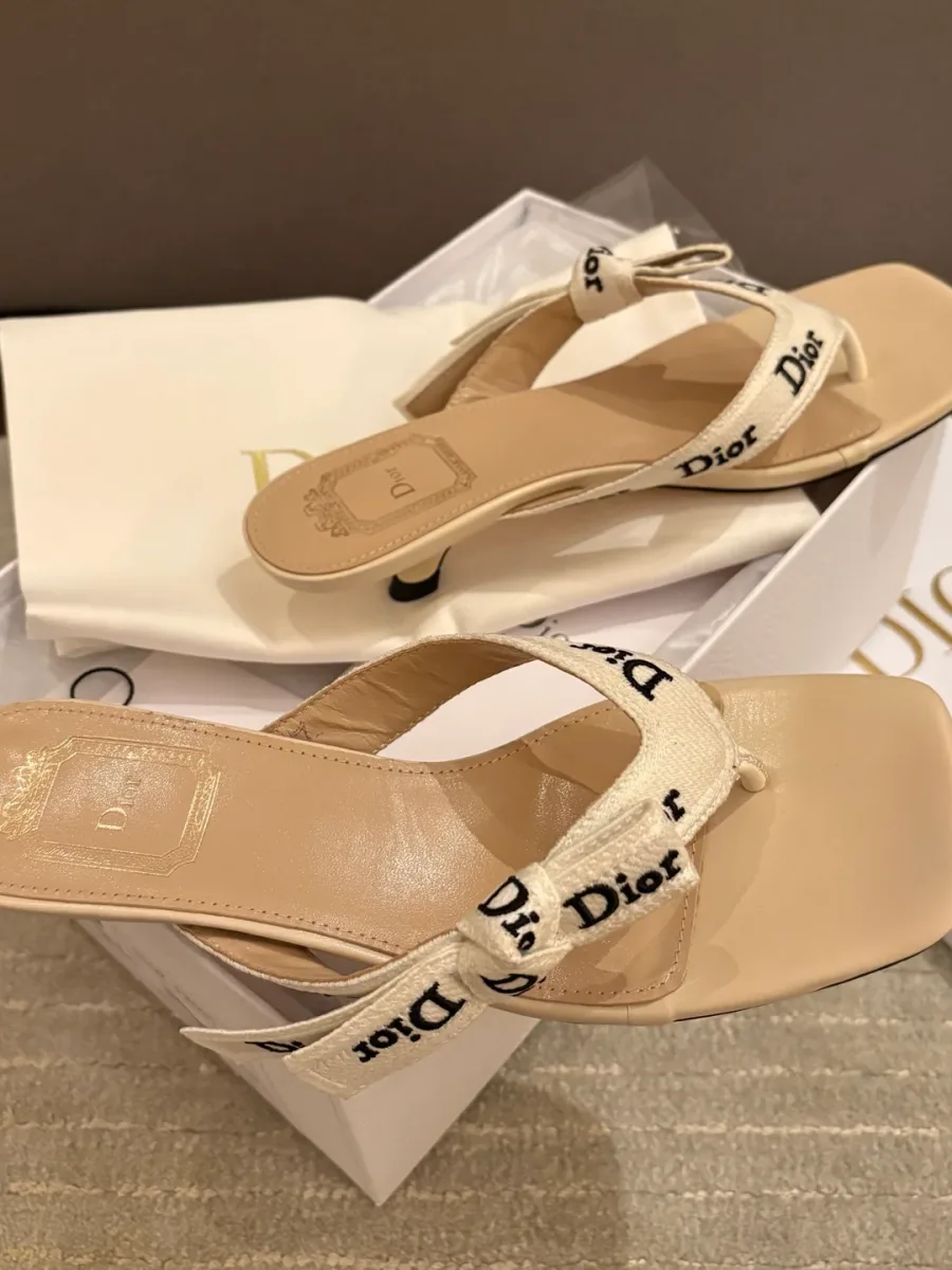 Женские шлёпанцы с вышитой лентой Dior в фирменной коробке, ракурс сверху
