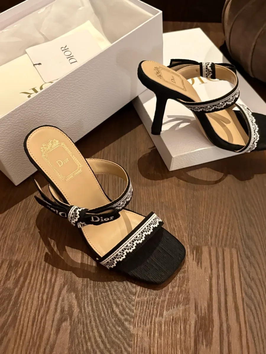 Чёрные босоножки Dior на каблуке рядом с коробкой, вид сверху