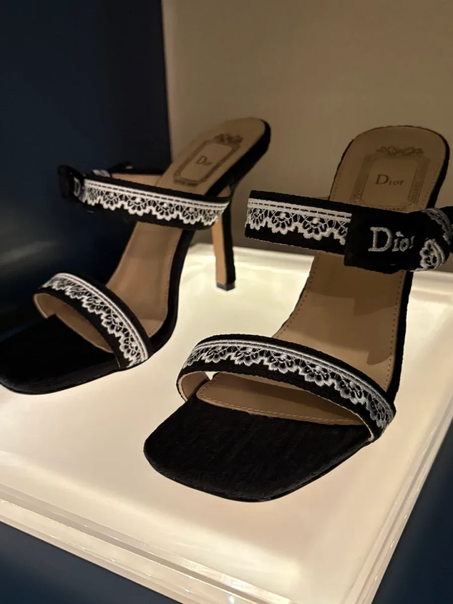 Чёрные босоножки Dior на подставке, ракурс три четверти
