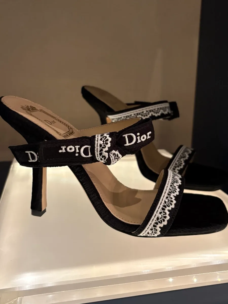 Босоножки с вышивкой Dior на ремешках, вид сбоку на подставке