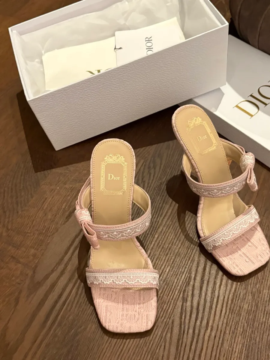 Розовые босоножки Dior на каблуке рядом с фирменной коробкой, вид сверху