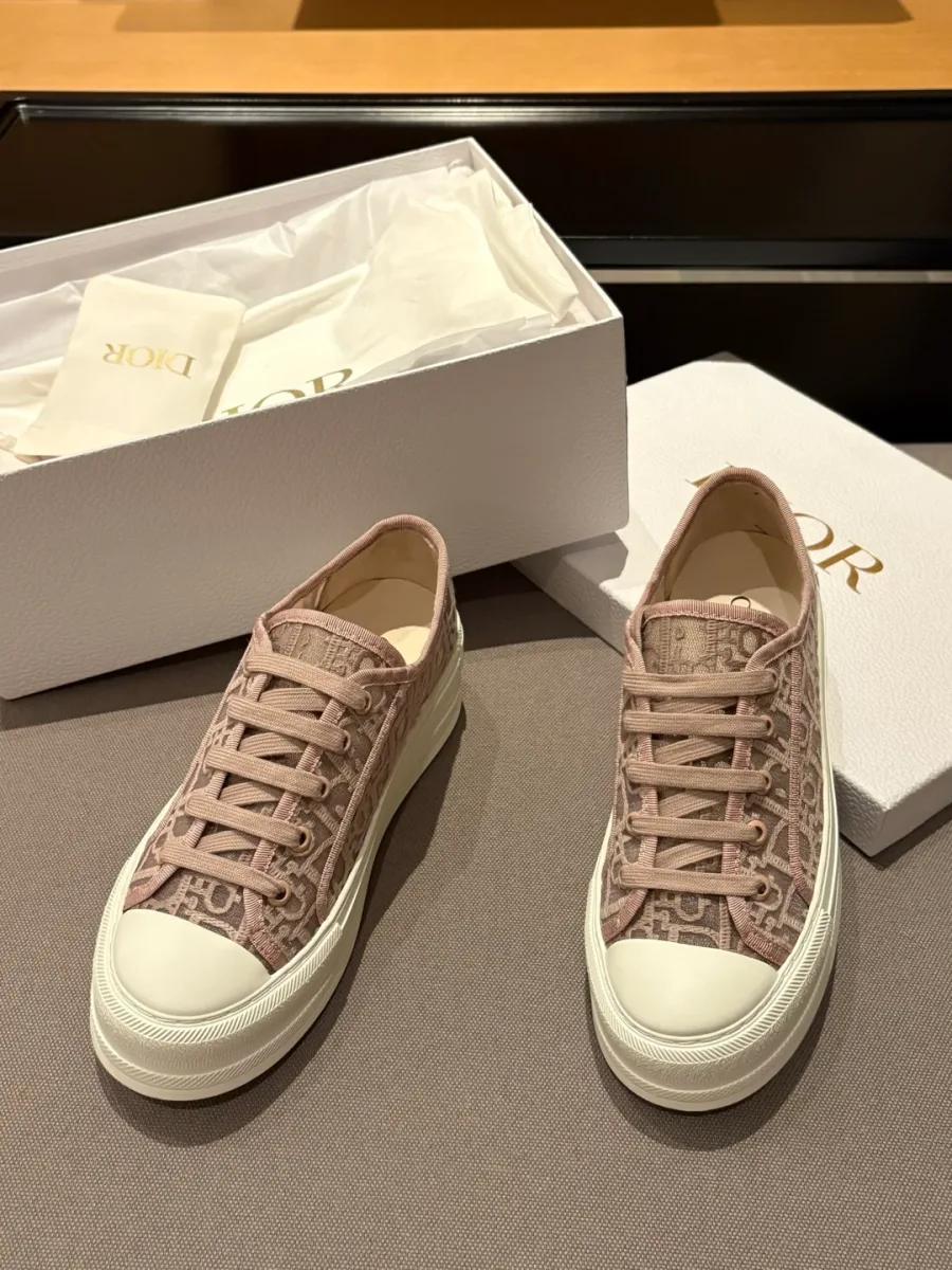 Розовые кеды Dior Walk'n'Dior на платформе, вид спереди рядом с коробкой