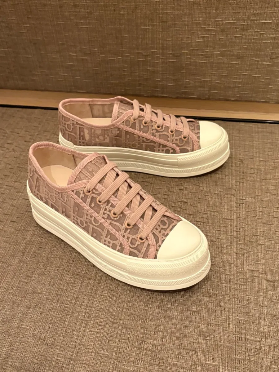 Кеды Walk'n'Dior из розовой сетки с вышивкой Oblique на нейтральном фоне