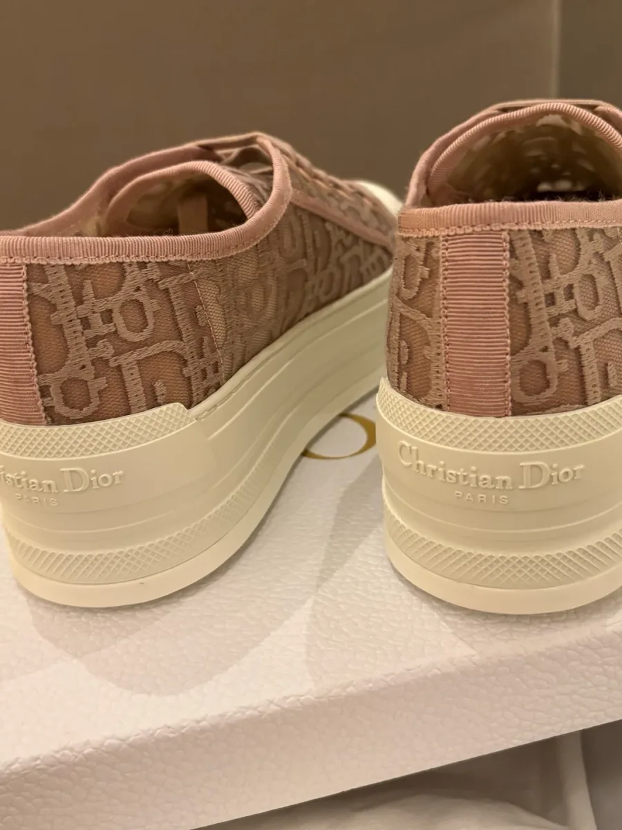 Задняя часть розовых кед Walk'n'Dior с тисненой надписью Christian Dior на платформе