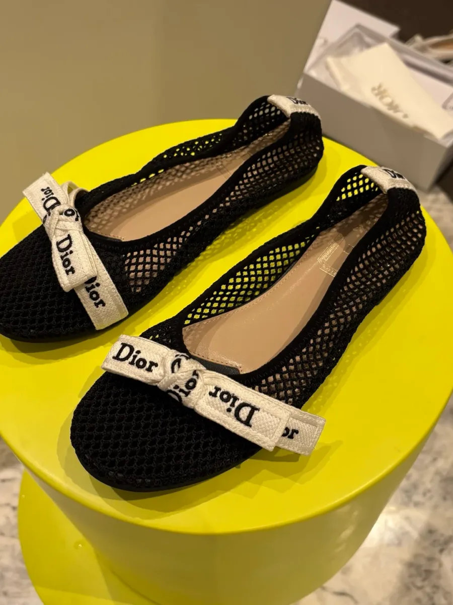 Пара чёрных сетчатых балеток Dior на круглой подставке