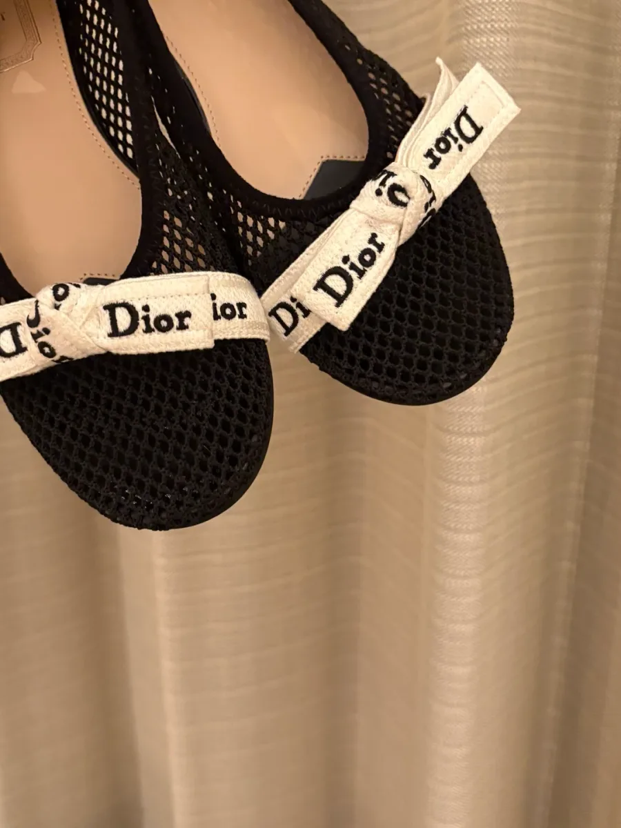 Носочная часть чёрных сетчатых балеток с вышитым бантом Dior крупным планом