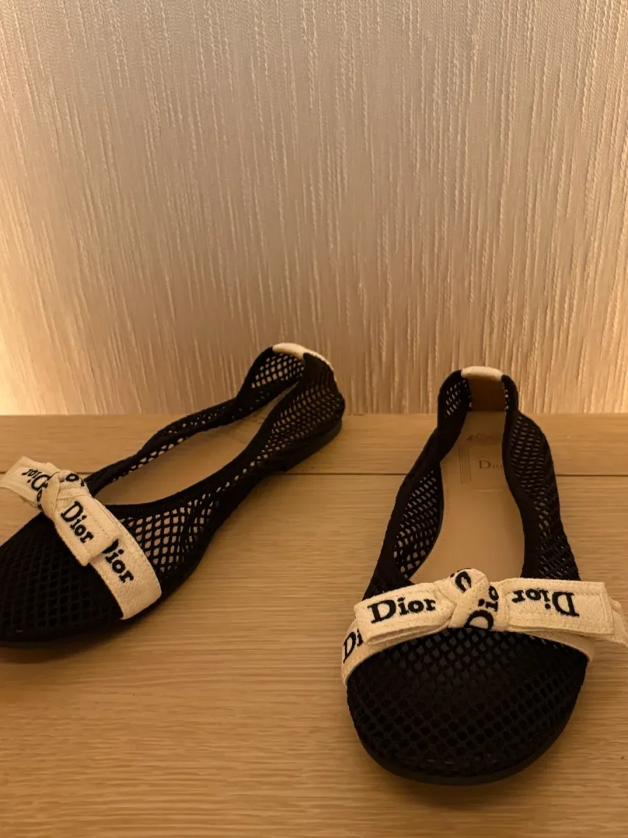 Чёрные балетки Dior из крупной сетки, вид сбоку и спереди