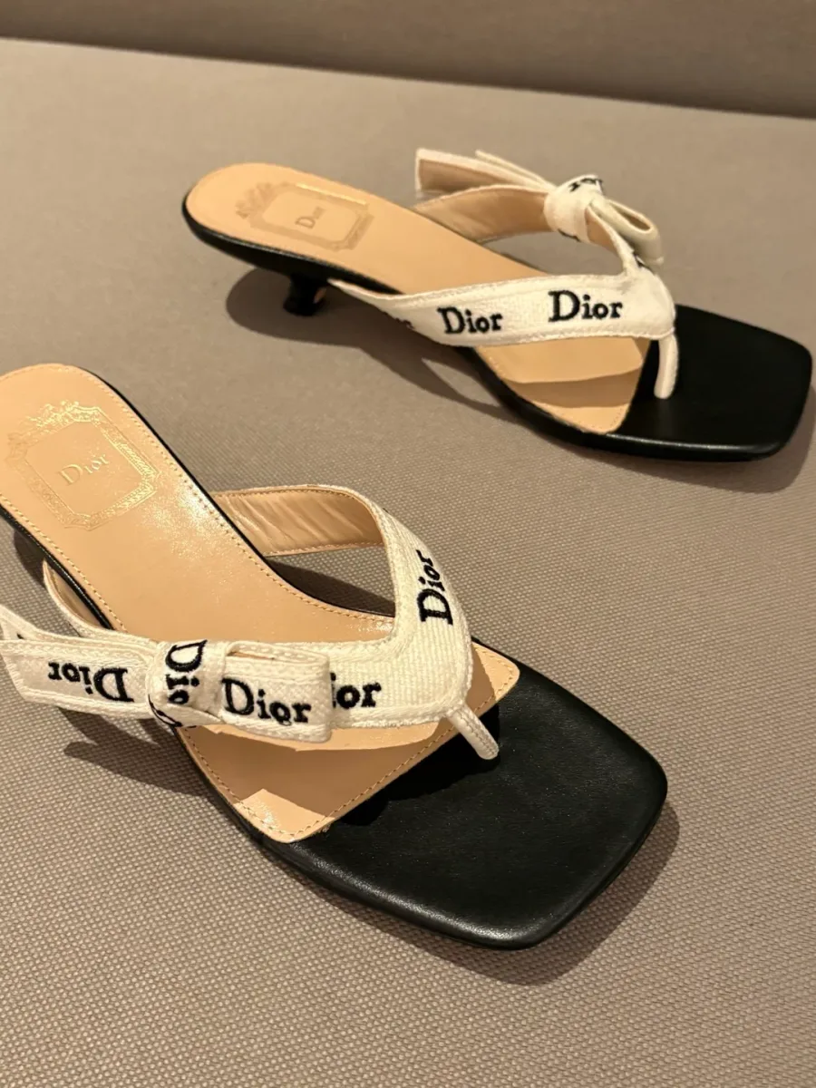 Пара женских шлёпанцев Dior с текстильными лентами и бантом, вид сверху