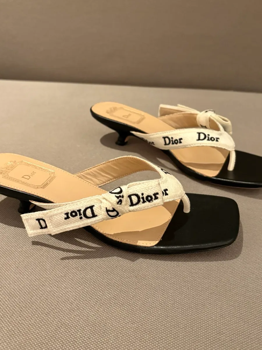 Шлёпанцы Dior с квадратным мысом и вышитым логотипом, вид в три четверти