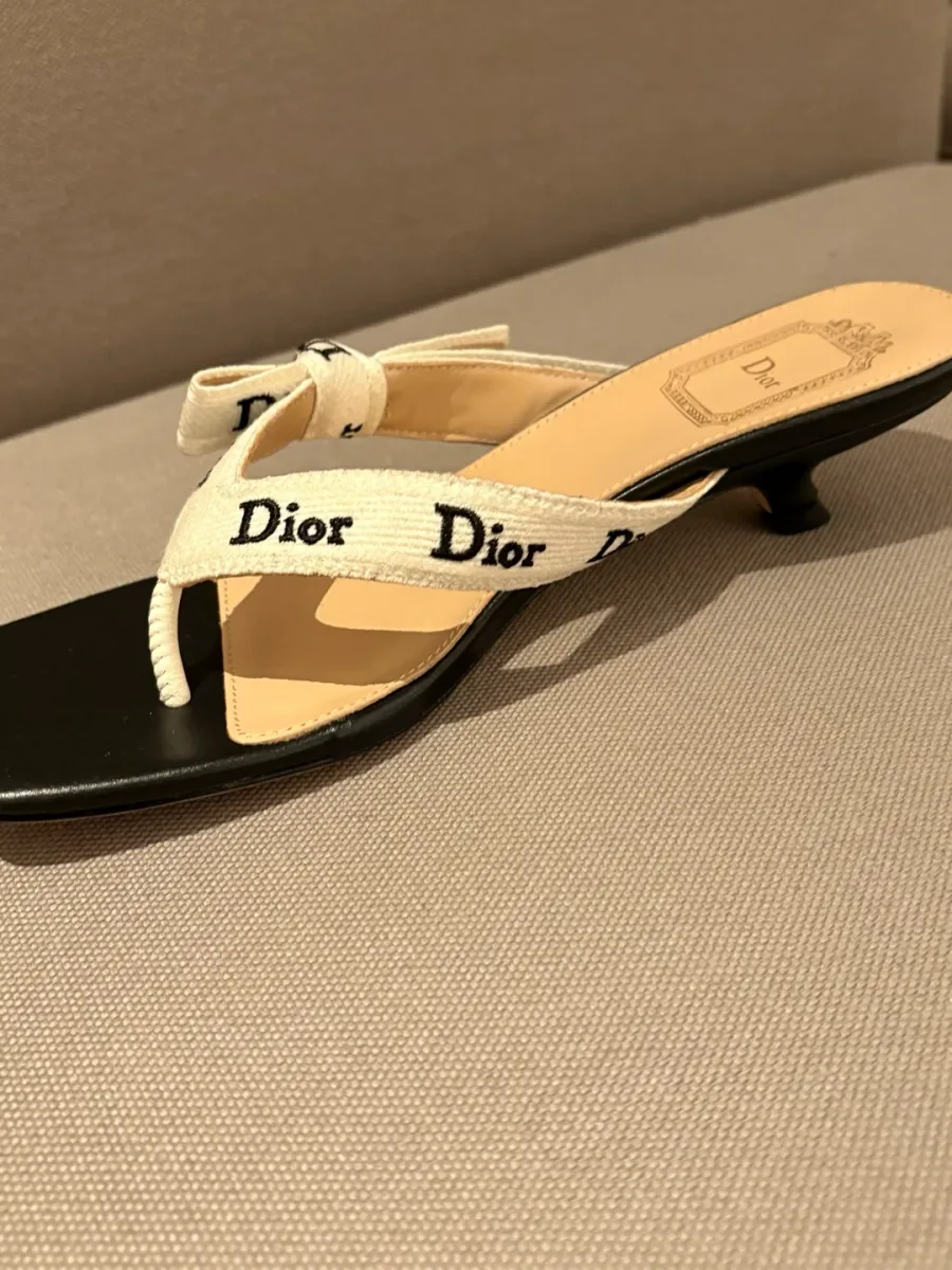 Шлёпанец Dior через палец на низком каблуке, боковой ракурс