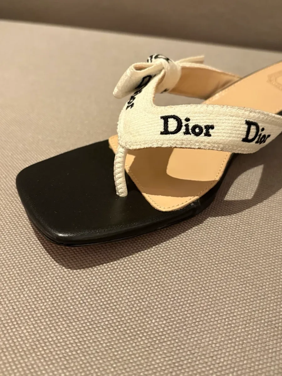 Шлёпанец с текстильной перемычкой через палец и вышивкой Dior, крупный план