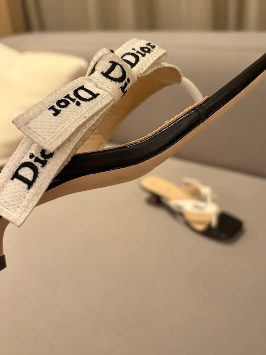 Боковой профиль шлёпанца Dior на каблуке-рюмке с открытой пяткой