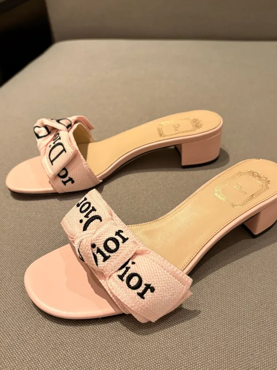 Розовые шлёпанцы Dior на устойчивом блочном каблуке, ракурс три четверти сбоку