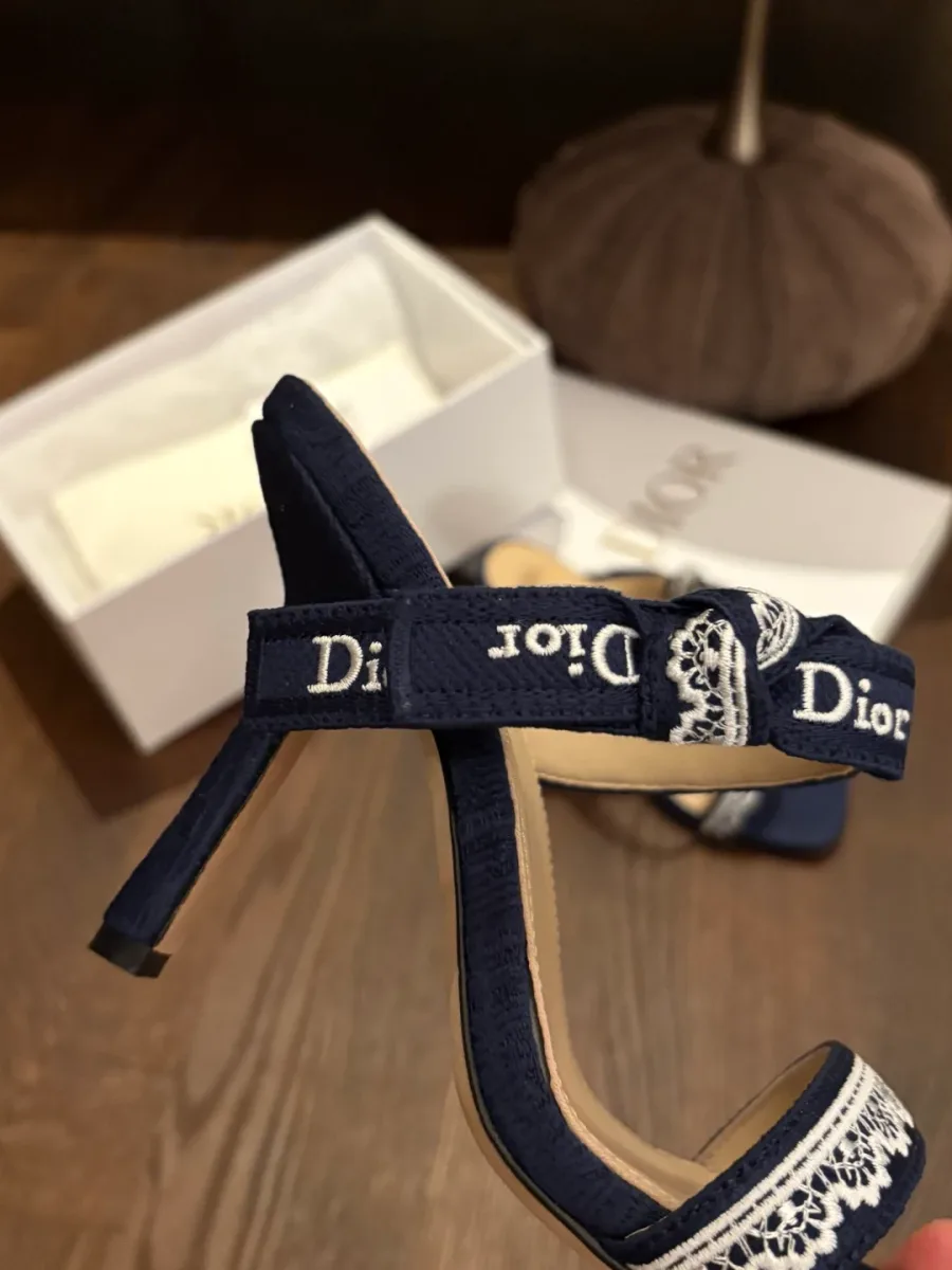 Синяя босоножка на высоком каблуке с ремешком Dior, вид сбоку