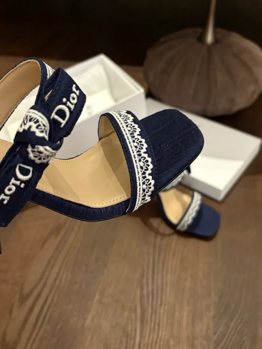 Ремешок босоножки с белой вышивкой Dior и декоративным бантом, макросъёмка