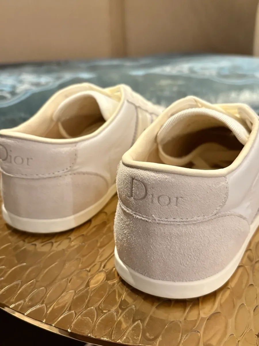 Задняя часть кроссовок с мягким кантом и вышитым логотипом Dior на замшевом заднике