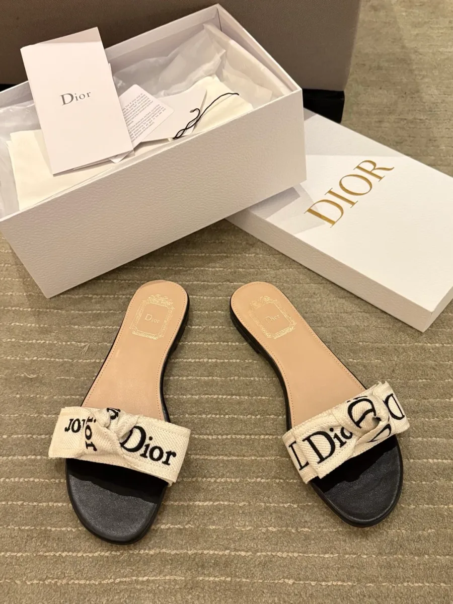 Бежевые женские шлепанцы Dior с бантом на фирменной коробке, вид сверху