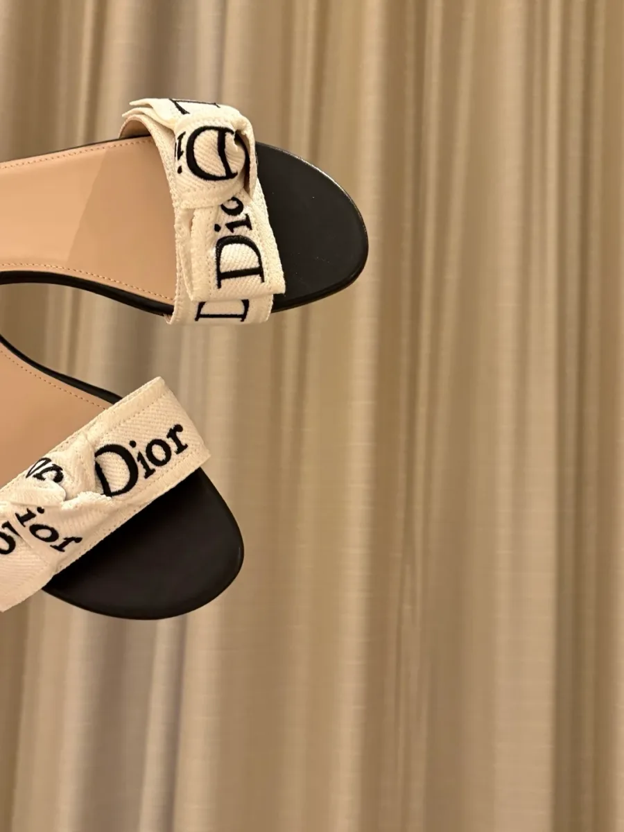Крупный план текстильных перемычек с вышитой надписью Dior