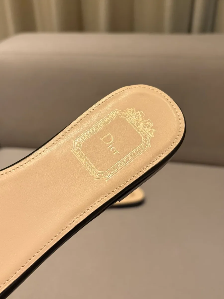 Крупный план кожаной стельки шлепанцев с тиснёным логотипом Dior