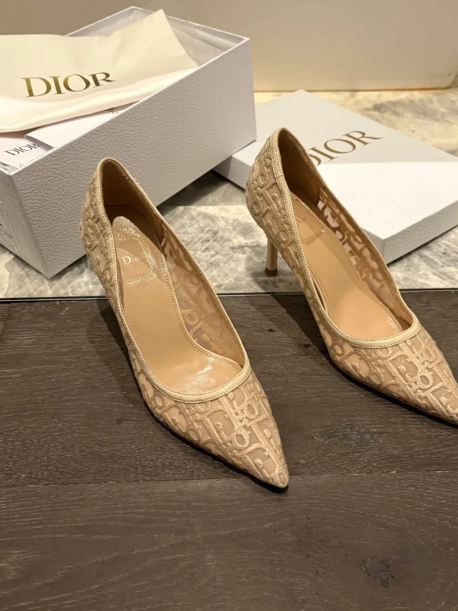 Бежевые туфли-лодочки с узором Dior Oblique на фоне фирменной коробки, вид сверху спереди
