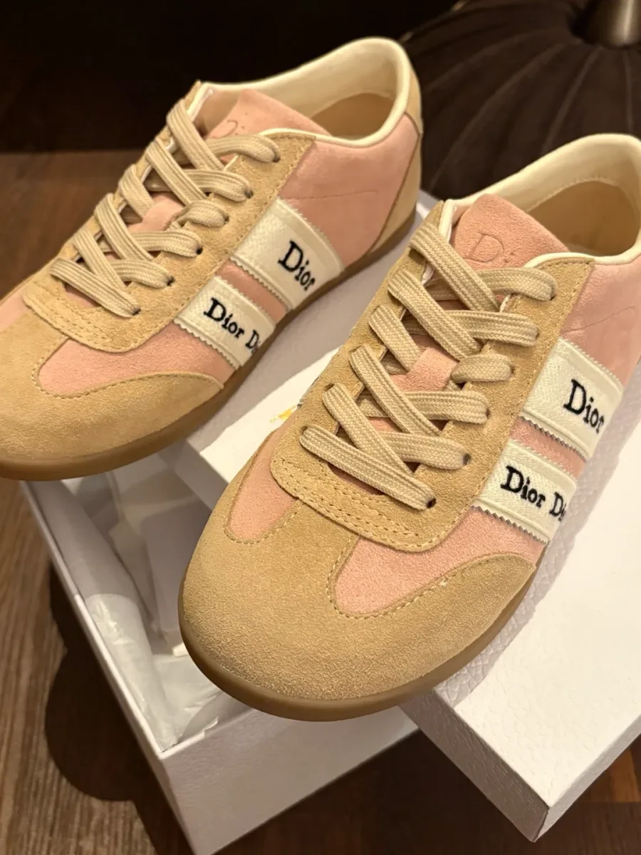 Пара женских кед Dior Ribbon со шнуровкой и замшевыми вставками, ракурс спереди