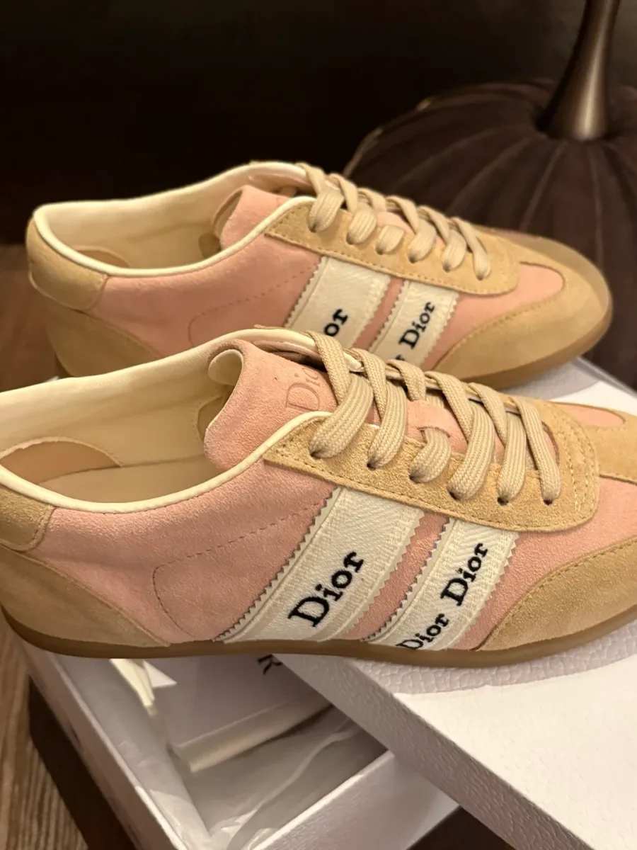 Кроссовки Dior Ribbon из розового текстиля и бежевой замши, вид сбоку