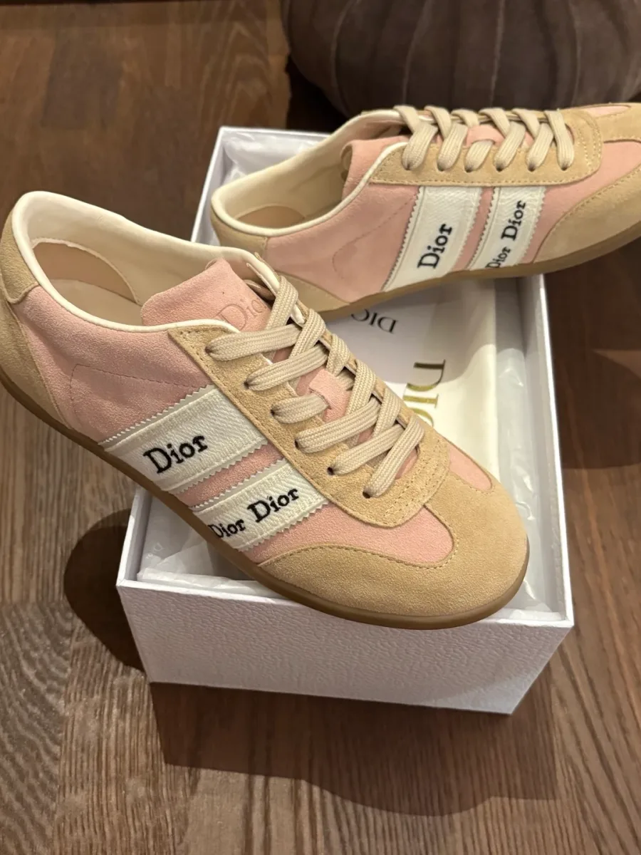 Пара кед Dior Ribbon в фирменной коробке, ракурс три четверти