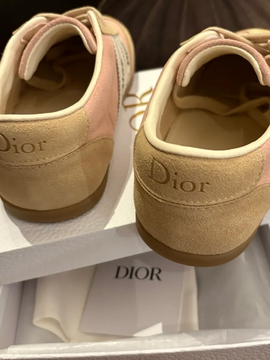 Задняя часть кроссовок Dior Ribbon с вышитым логотипом бренда на замшевых задниках