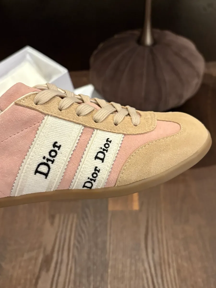 Боковая сторона кроссовка Dior Ribbon крупным планом с текстильными лентами Dior