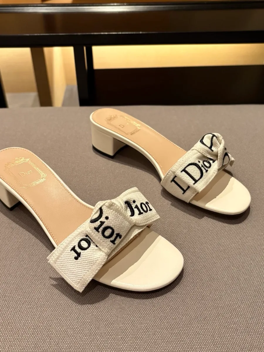 Белые шлёпанцы на невысоком каблуке с текстильной перемычкой и бантом Dior, вид сбоку