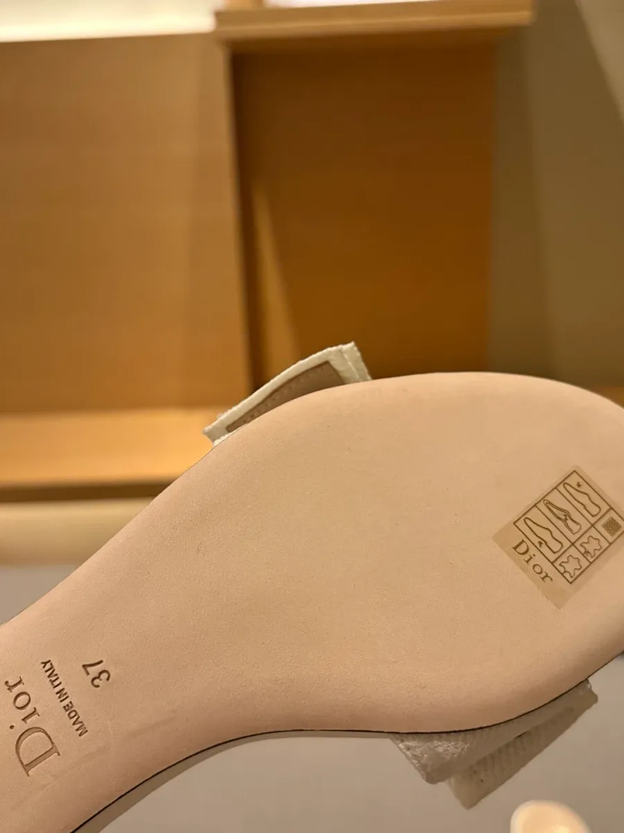 Крупный план подошвы шлёпанца с гравировкой Dior, Made in Italy и маркировкой размера 37