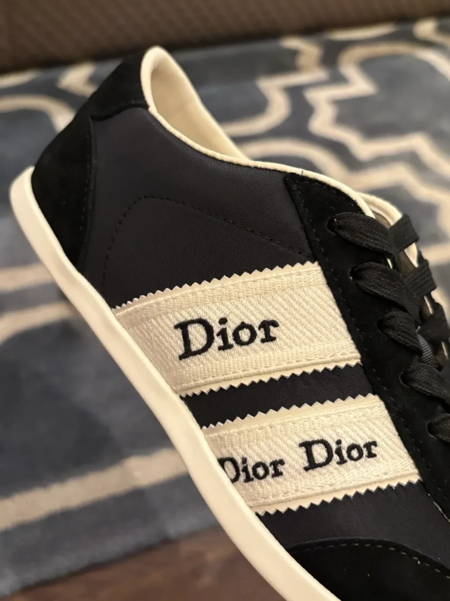 Боковая сторона чёрного кеда Dior Ribbon с белыми вышитыми лентами крупным планом