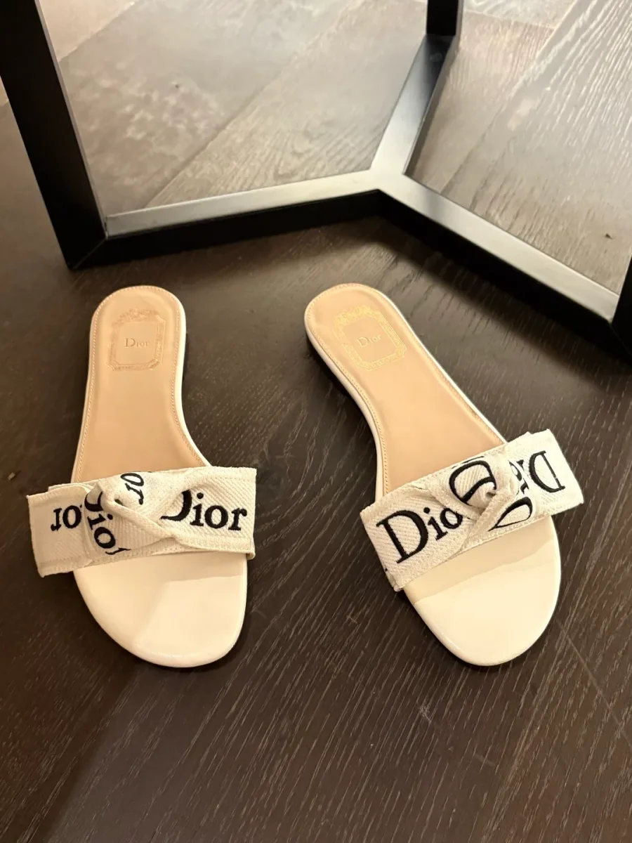 Белые шлёпанцы Dior с текстильным бантом, вид спереди сверху