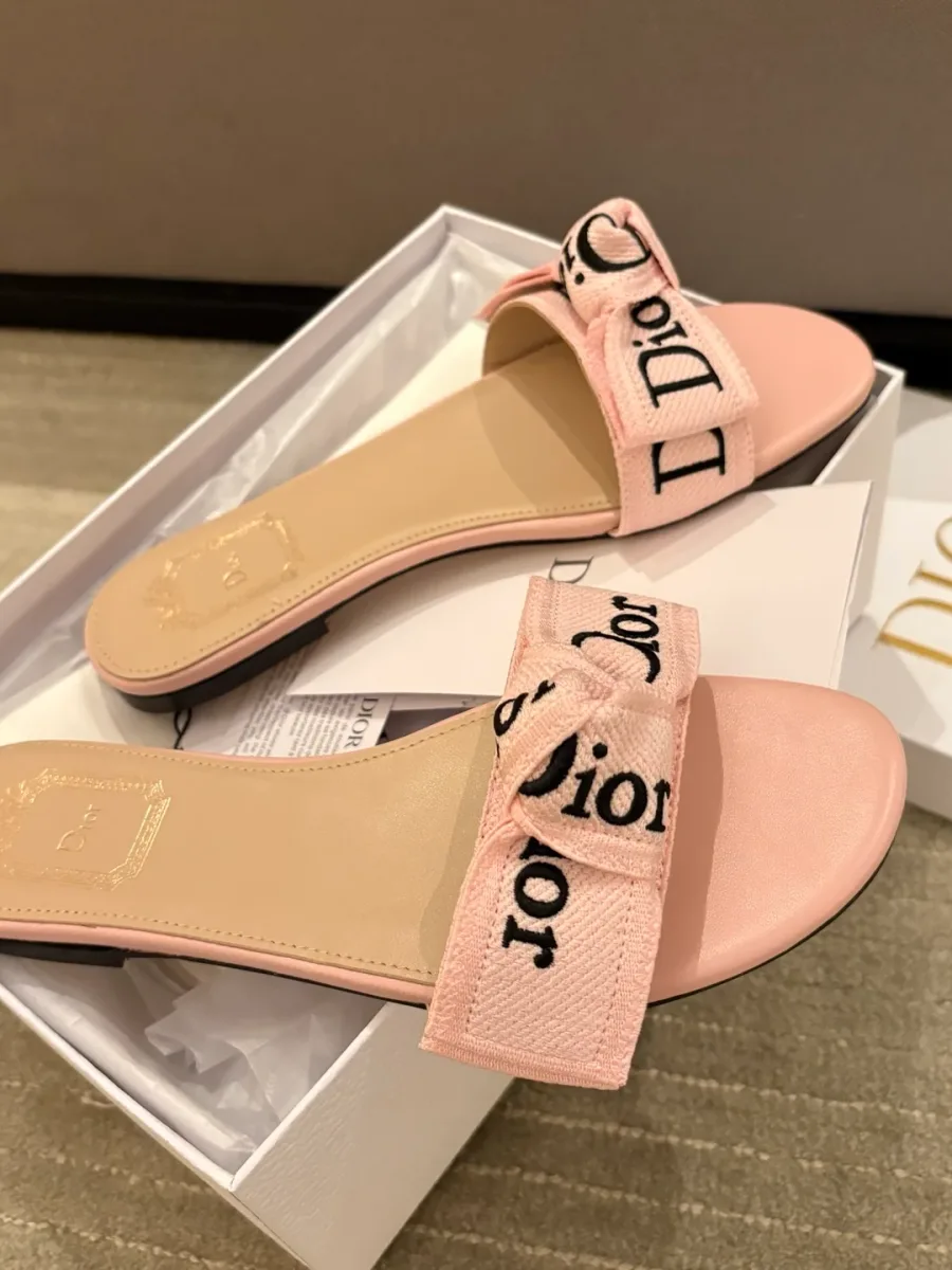 Розовые шлёпанцы Dior на фирменной коробке, вид в три четверти