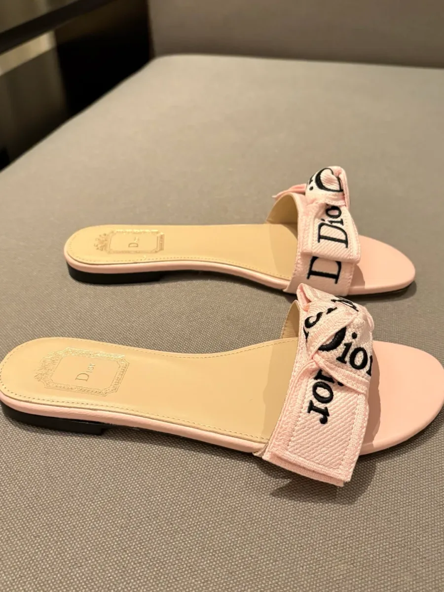 Розовые шлёпанцы Dior, вид сбоку на плоскую подошву и форму мыска