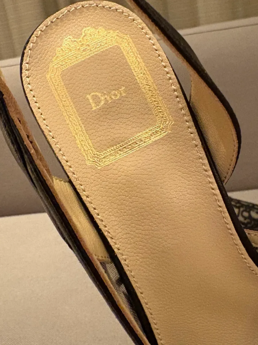 Кожаная стелька туфель с золотистым тиснёным логотипом Dior крупным планом