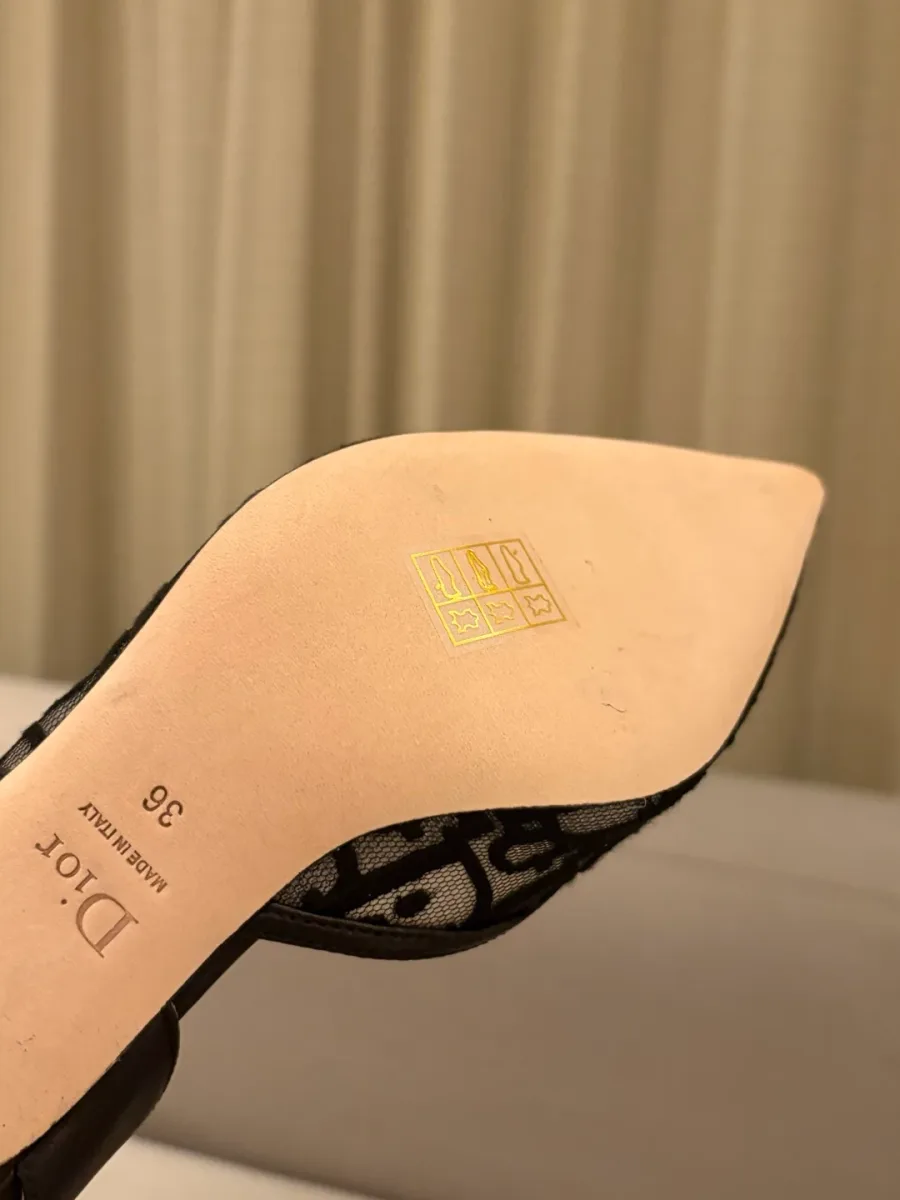 Кожаная подошва туфель Dior с тиснением логотипа и указанием размера