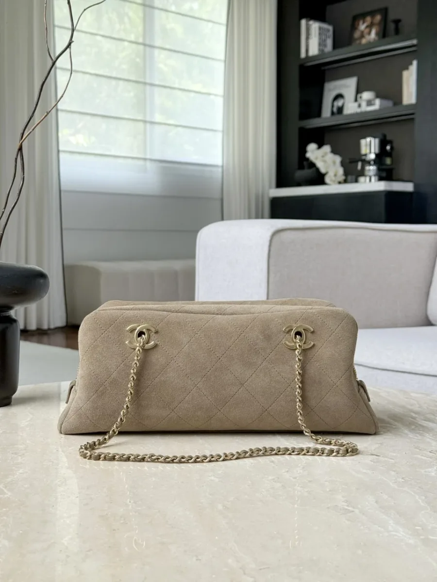 Бежевая замшевая сумка Chanel Camera Bag на плечо, вид спереди