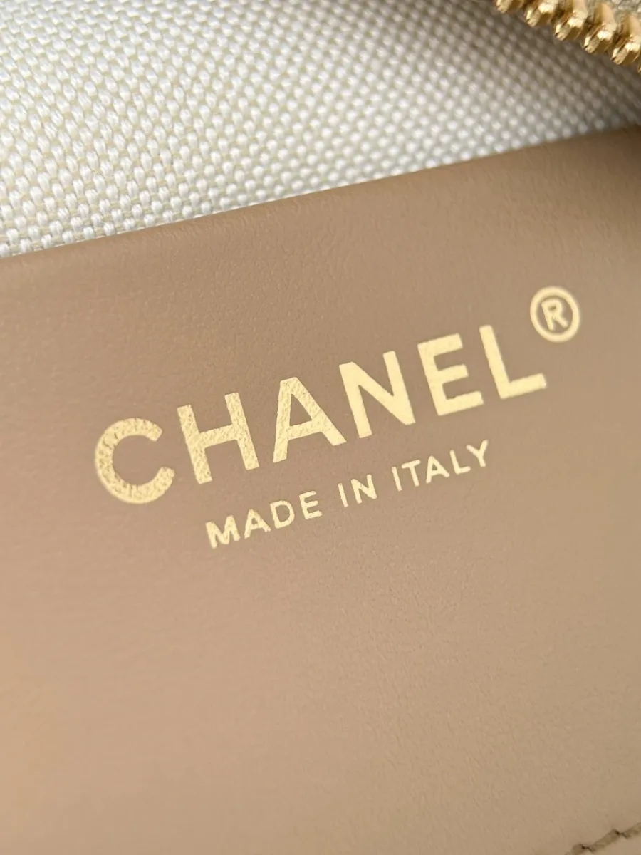 Внутреннее тиснение золотистым шрифтом Chanel Made in Italy