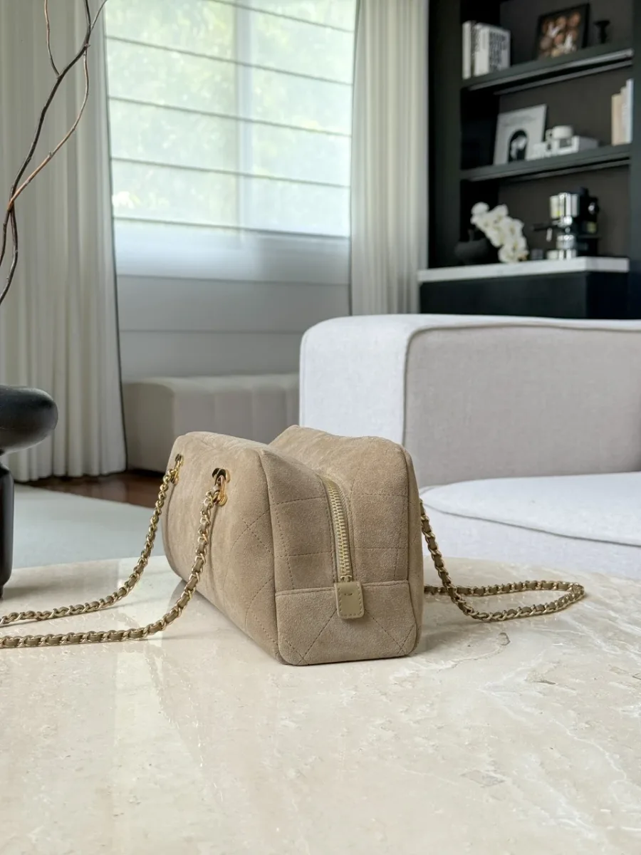 Бежевая замшевая сумка Chanel, вид сбоку