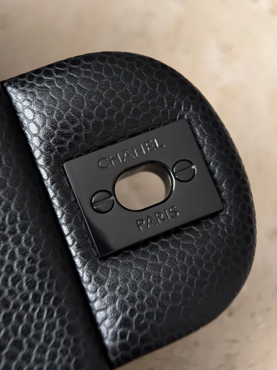 Крупный план внутренней стороны клапана с гравировкой Chanel Paris