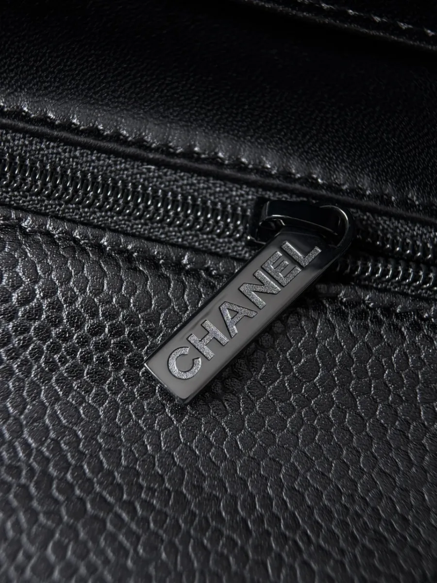 Крупный план внутренней молнии с брендированным пуллером Chanel