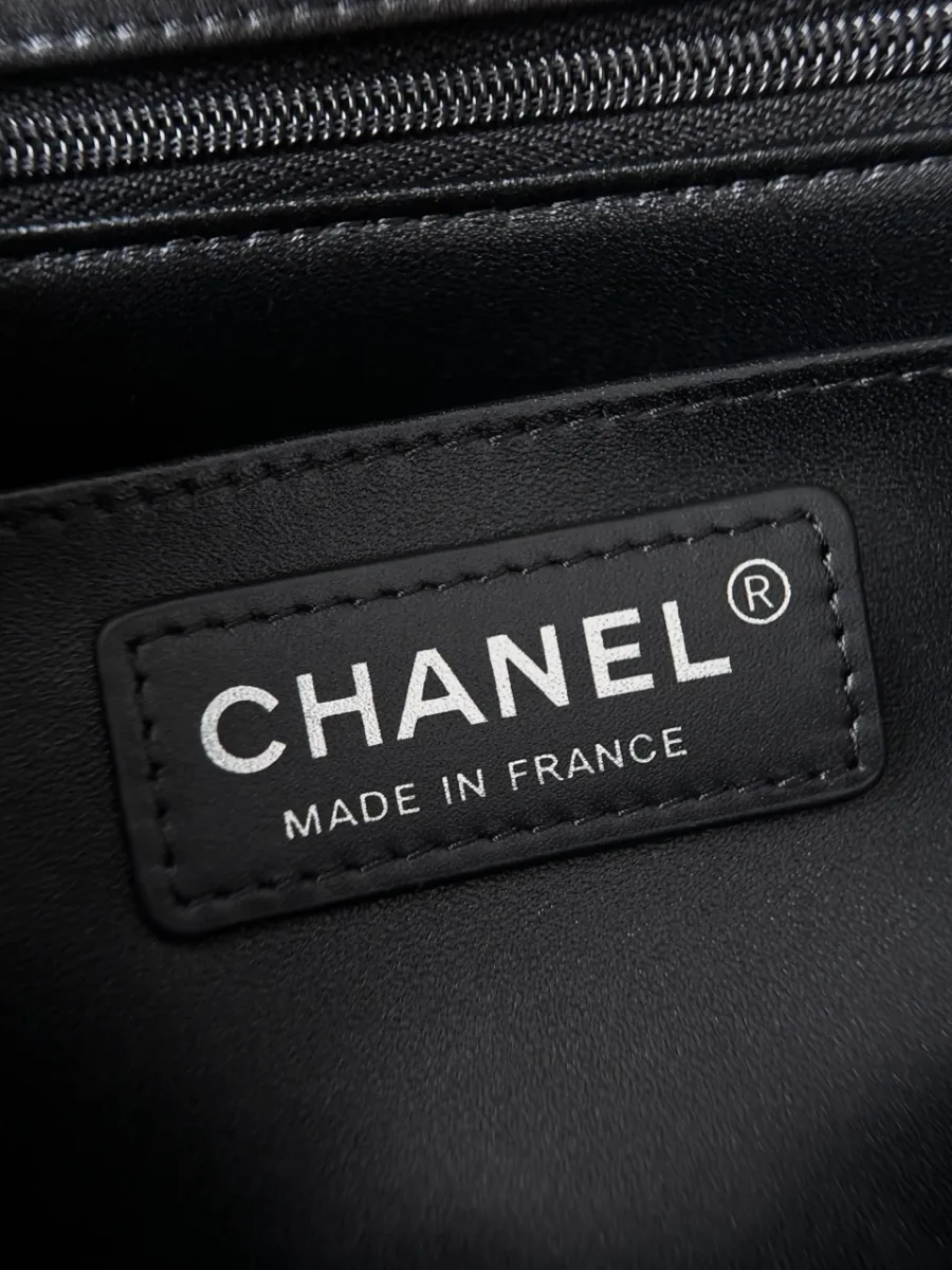 Кожаная нашивка внутри сумки с тиснением Chanel Made in France